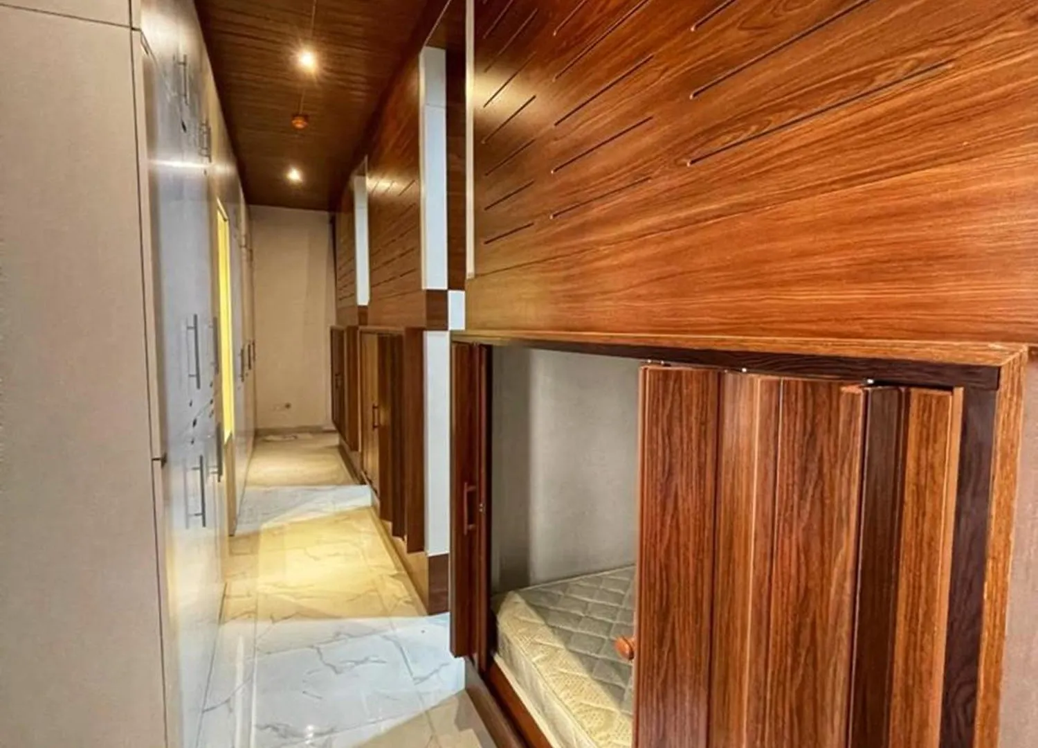 Tanoshi Pod Hostel - Deira Al Rigga Dubai
